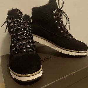 UGG. Au7.